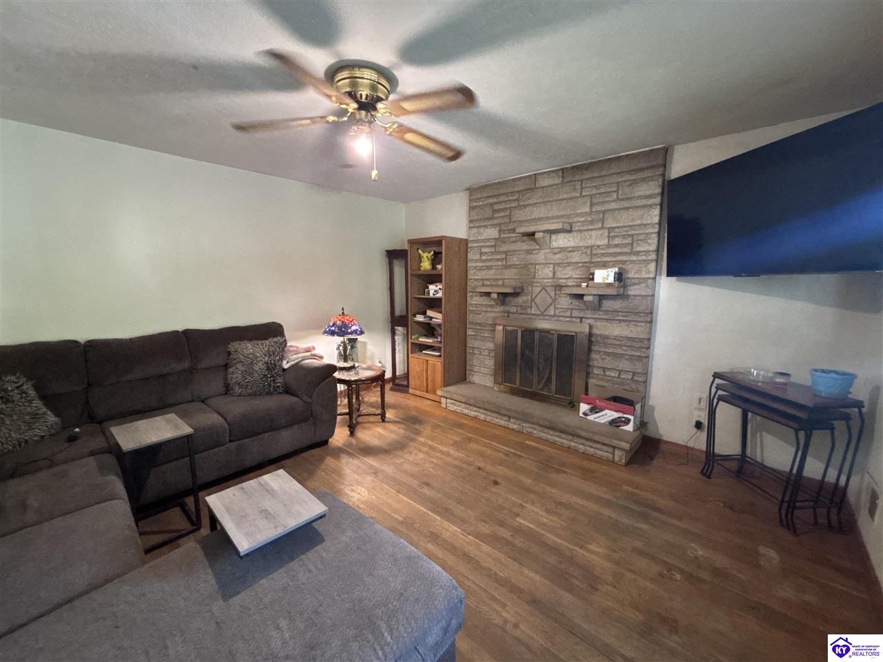 9022 Wanlou Drive Property Photo 4