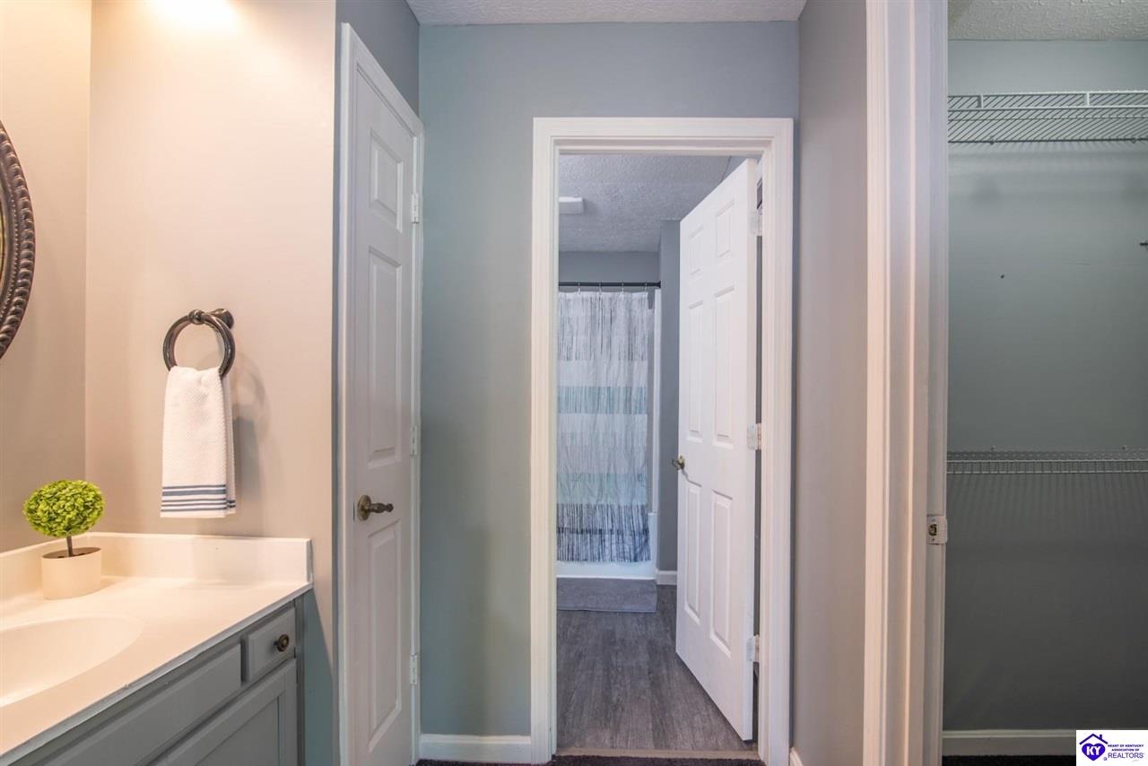 389 Piping Rock Road Property Photo 25