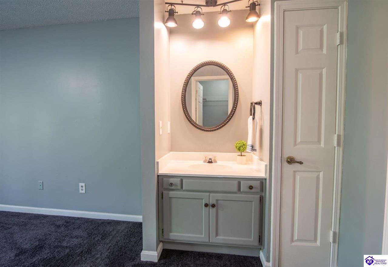 389 Piping Rock Road Property Photo 27