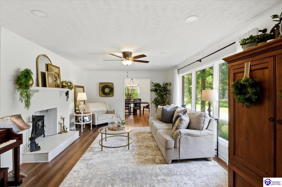 804 Hillview Drive Property Photo 3