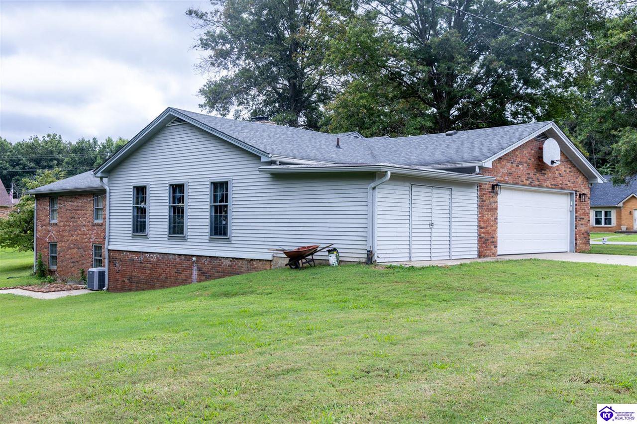 202 S Hillcrest Drive Property Photo 4