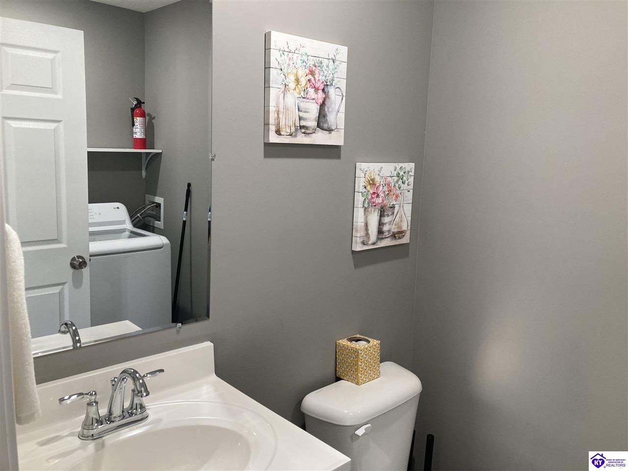 326/328 Palmetto Loop Property Photo 4