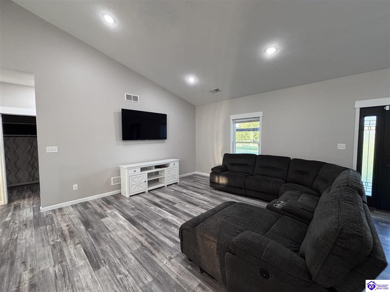 1103 Kirchdorfer Lane Property Photo 9