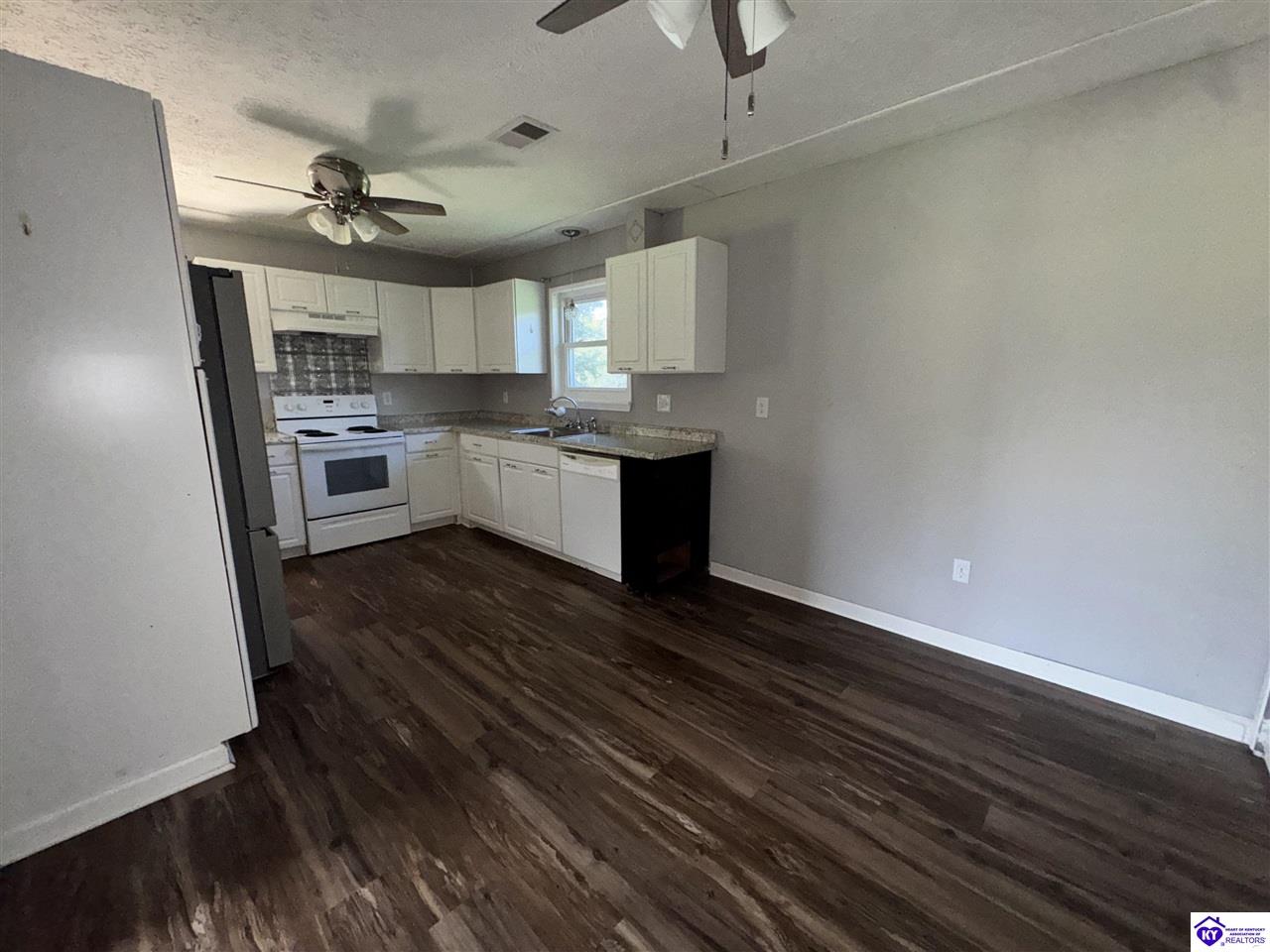 2250 Hill Street Property Photo 7