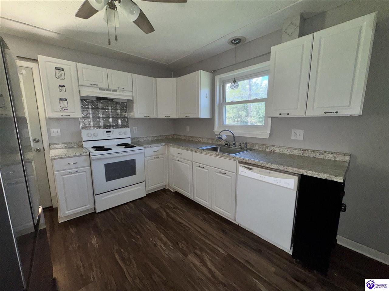2250 Hill Street Property Photo 9
