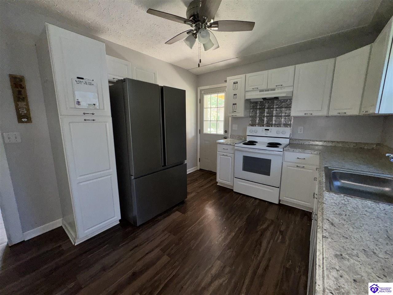 2250 Hill Street Property Photo 10