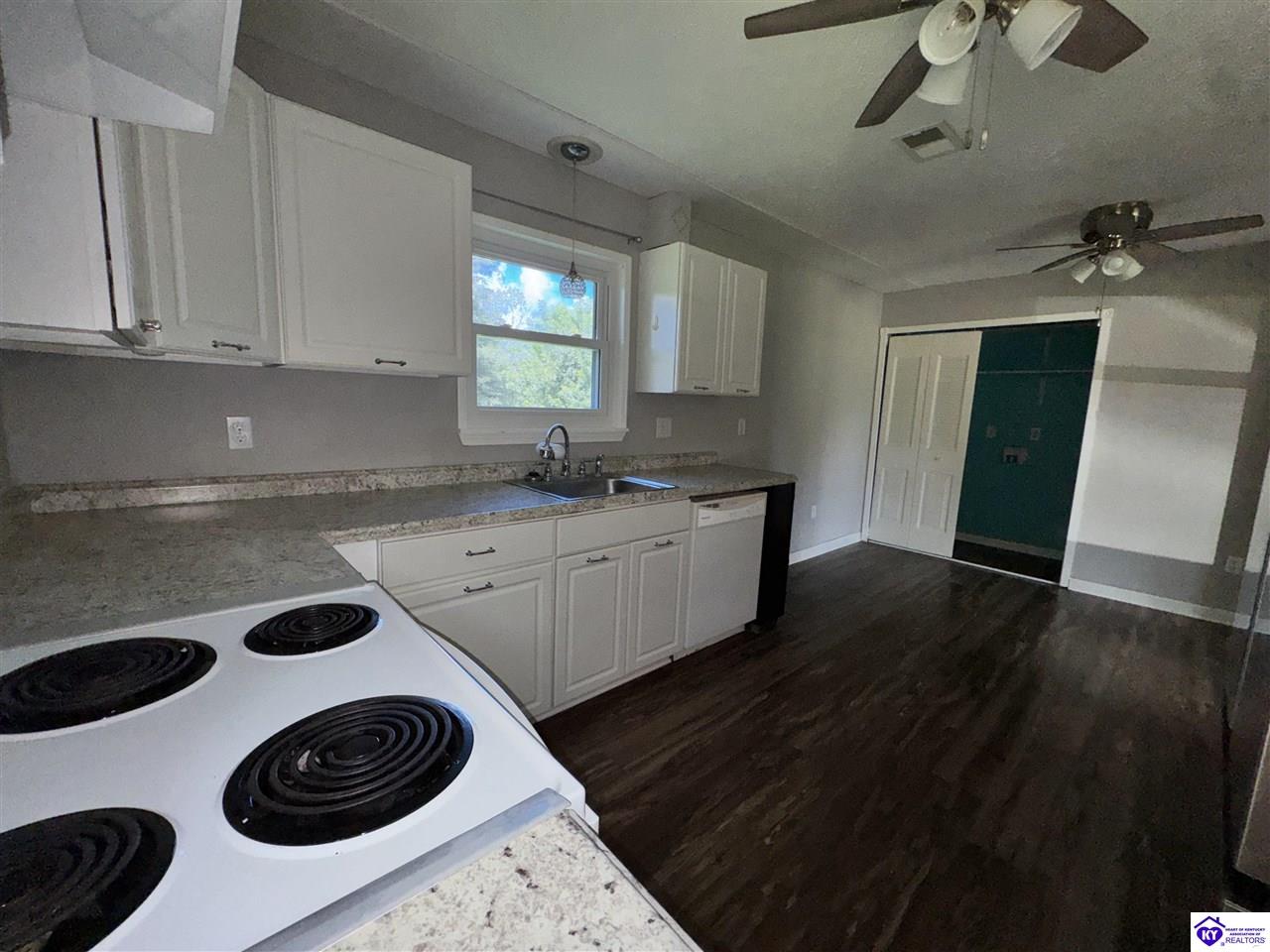 2250 Hill Street Property Photo 12