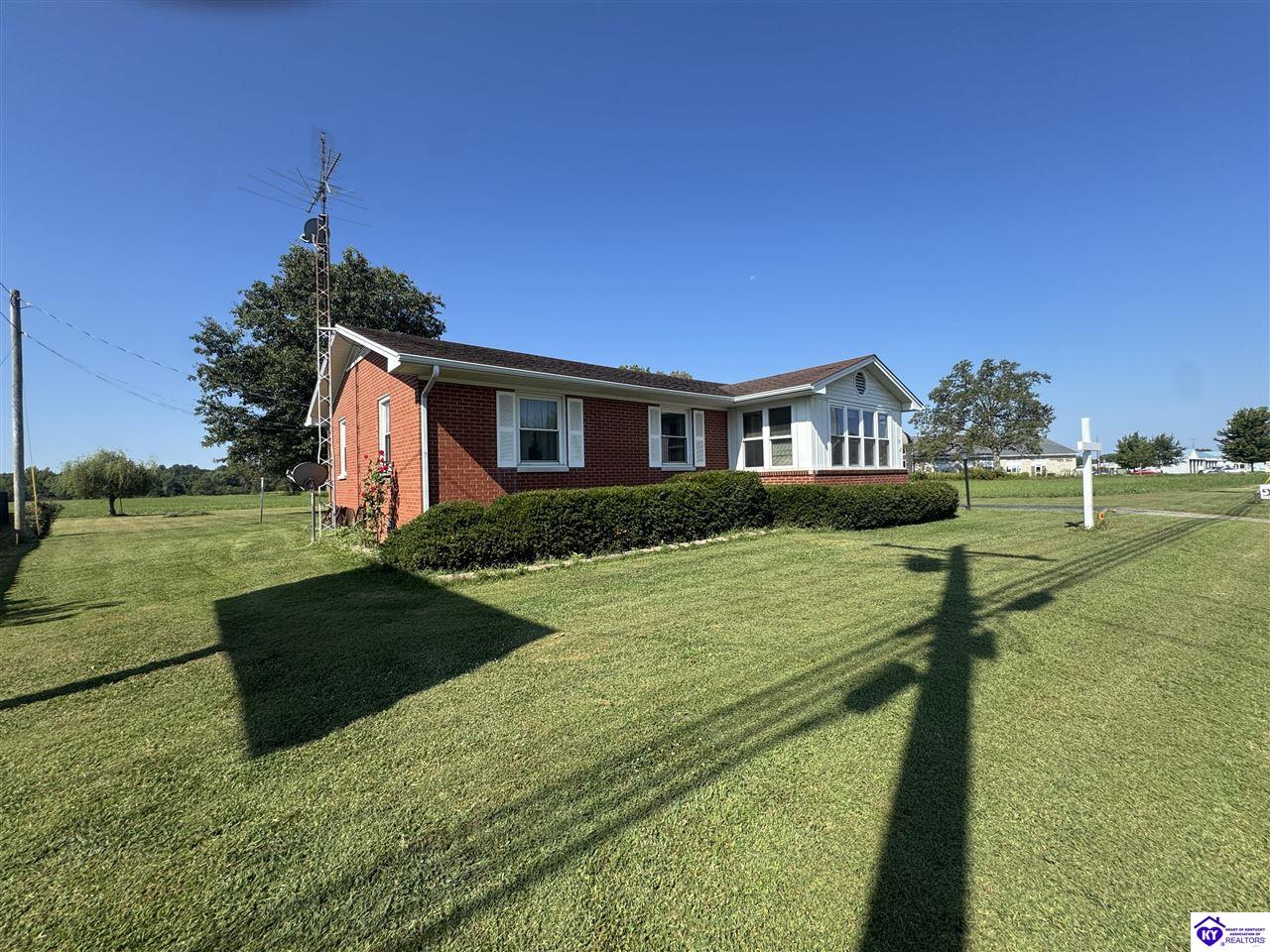 324 E Old Highway 60 Property Photo 2