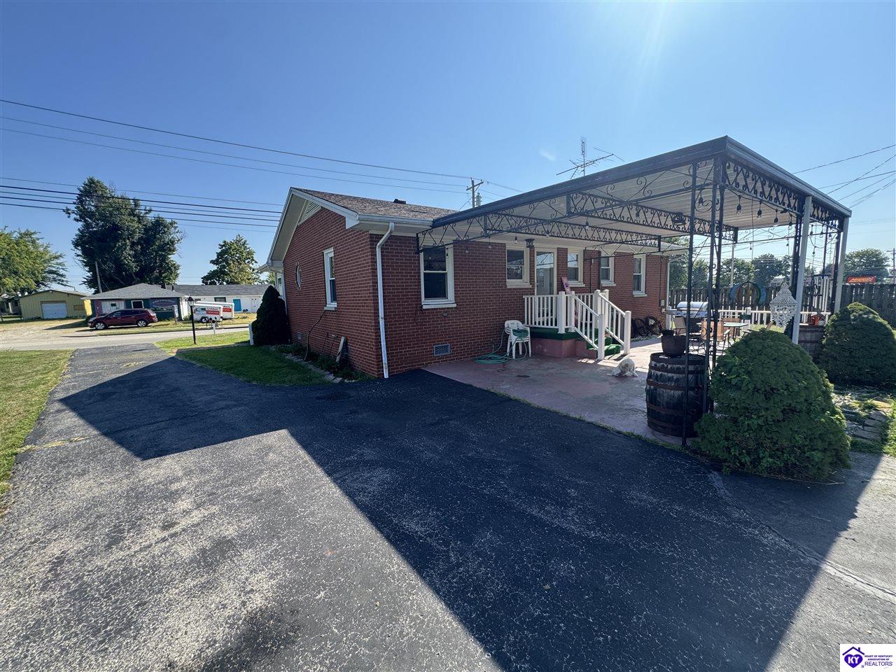 324 E Old Highway 60 Property Photo 6