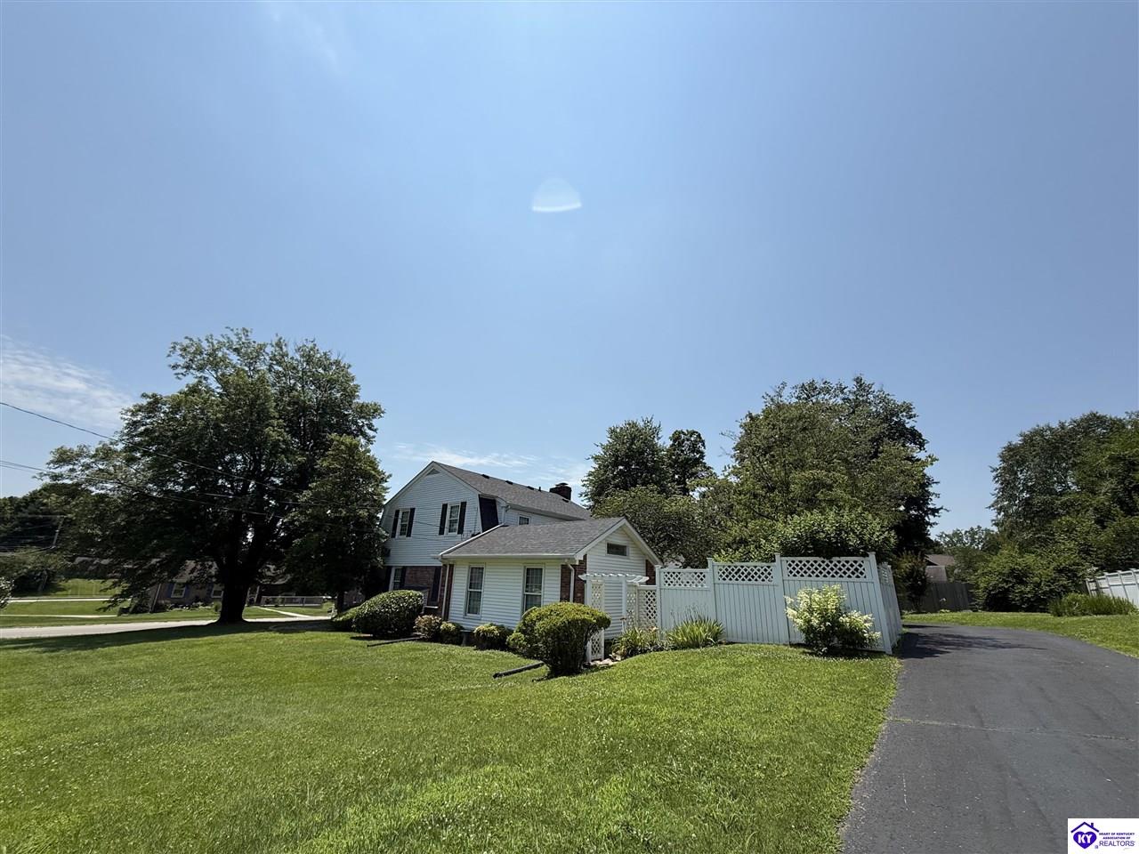 401 The Byeway Property Photo 3