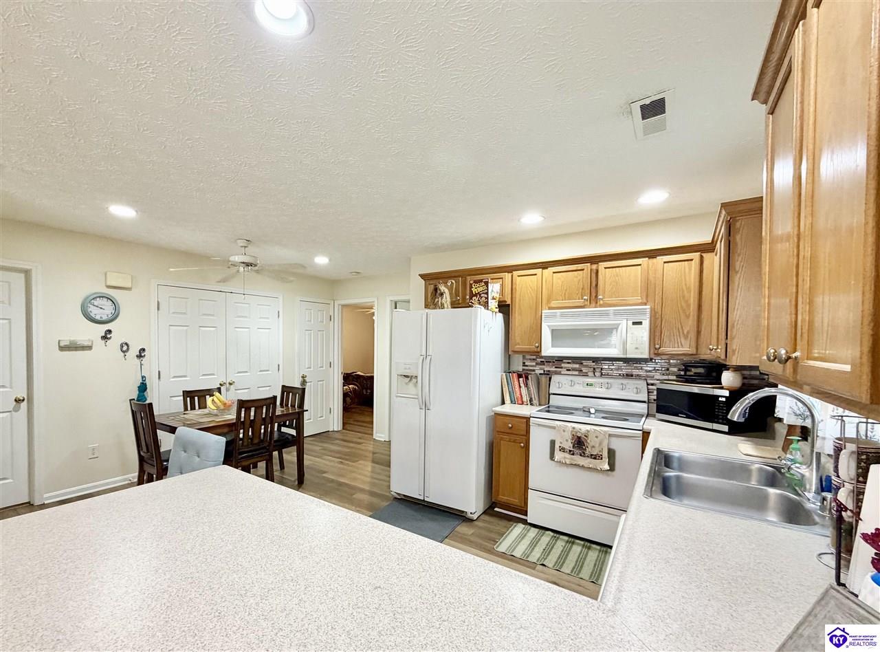 111 Clover Court Property Photo 6