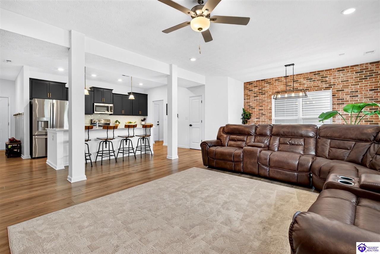 17012 Meander Way Property Photo 9