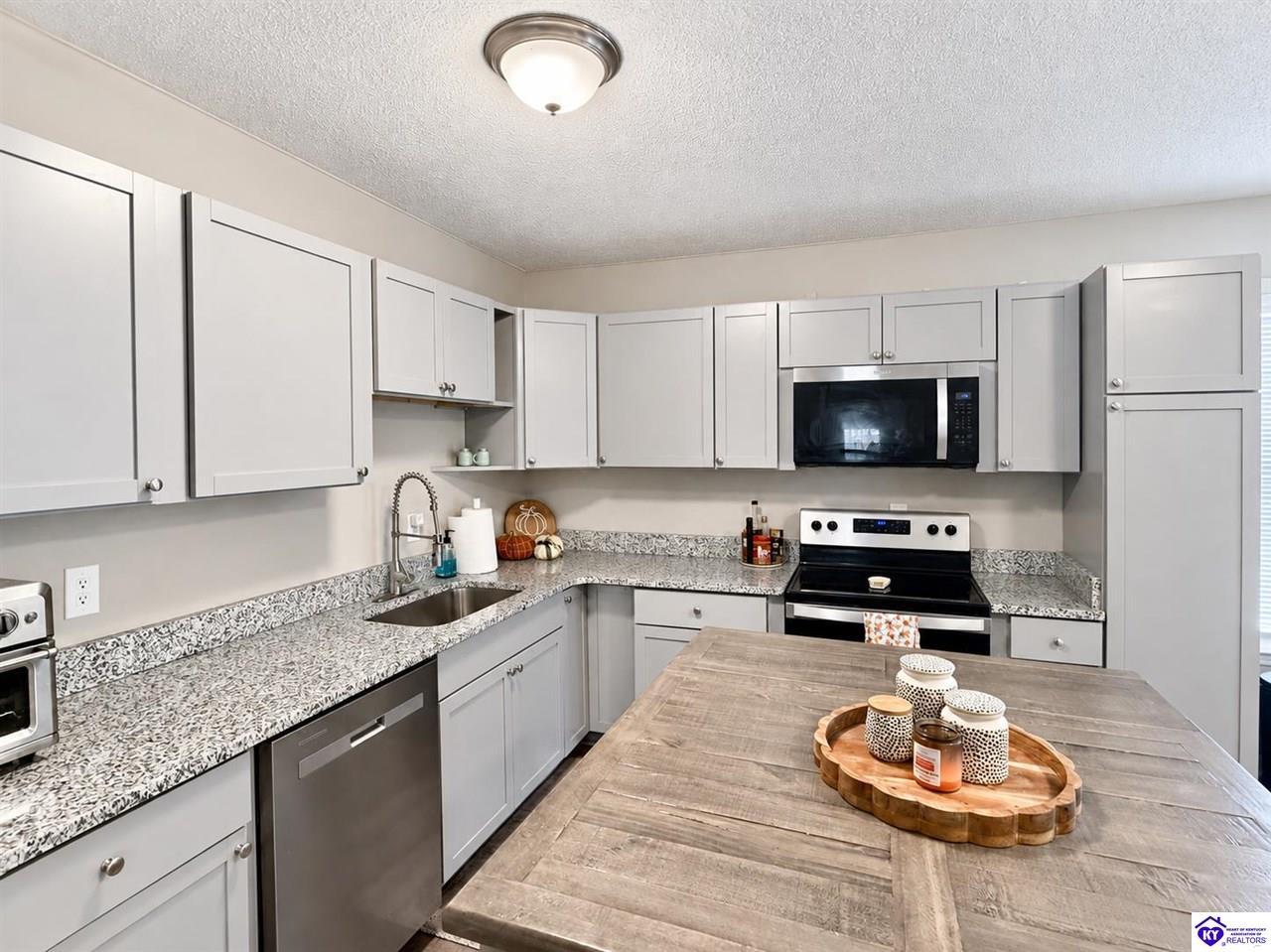 83 Tall Oak Court Property Photo 11