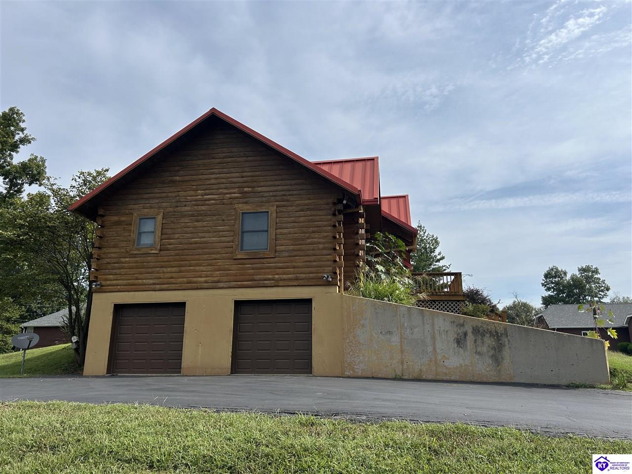 580 Hillcrest Drive Property Photo 4