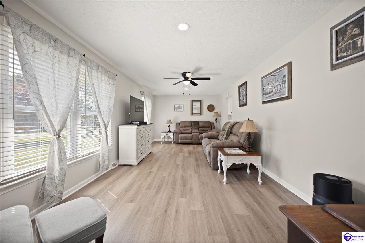 22 W Rainbow Way Property Photo 6