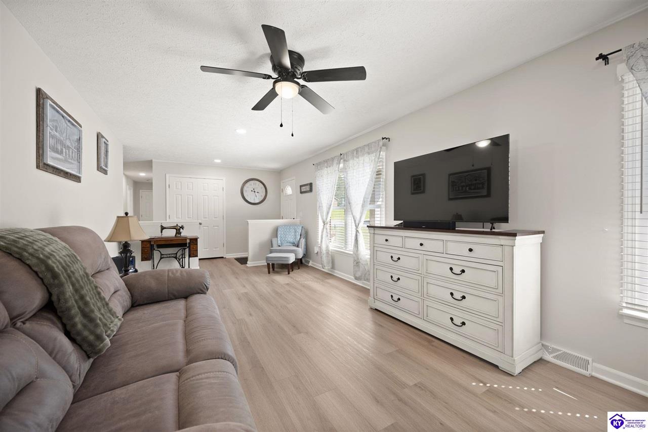 22 W Rainbow Way Property Photo 8