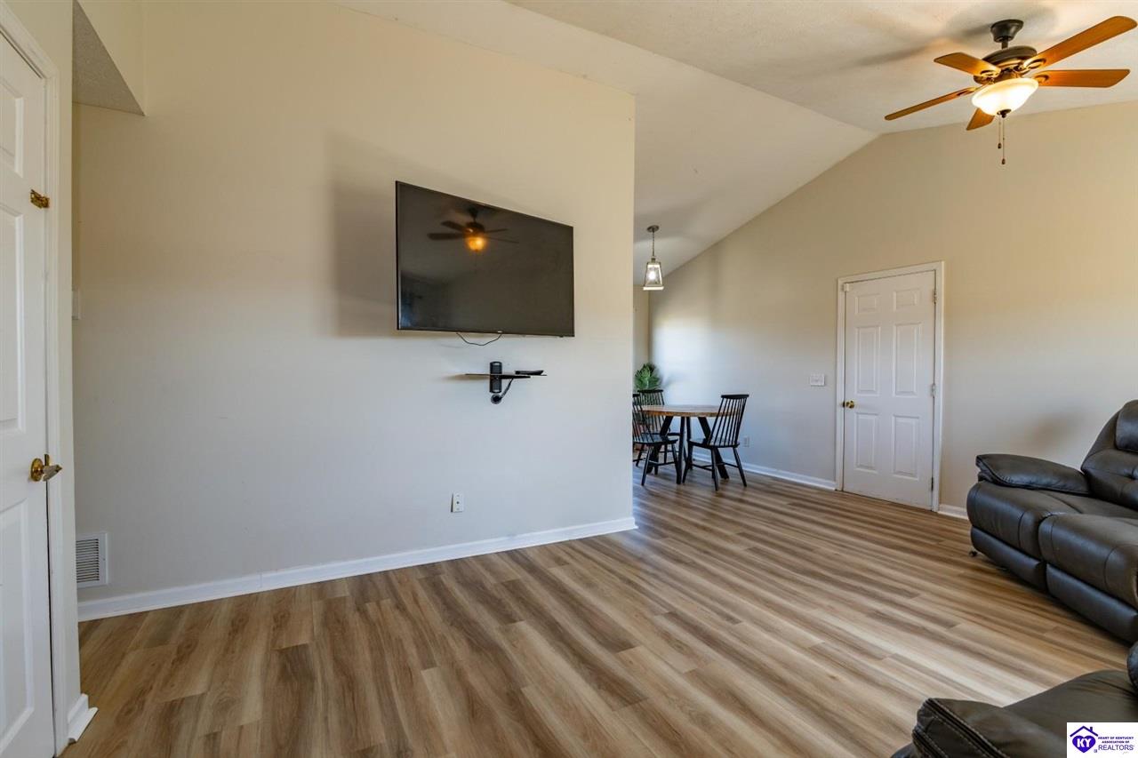 2712 Roundtop Road Property Photo 6