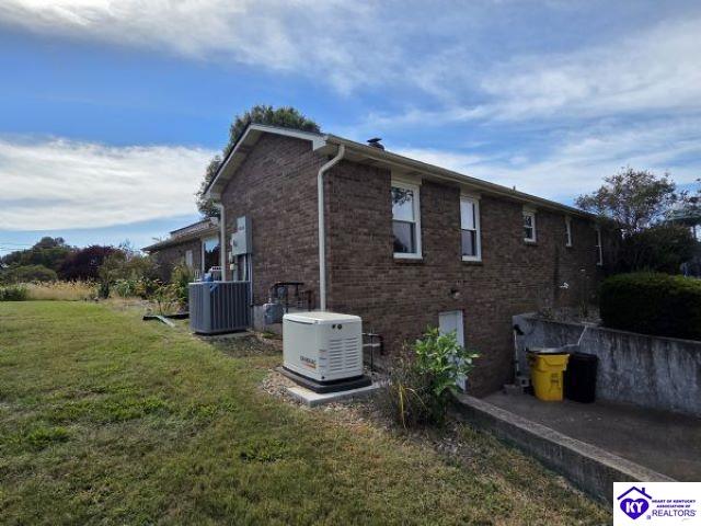 100 Oakwood Drive Property Photo 3