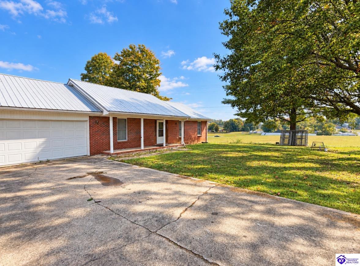 155 Davis Rd Property Photo 3