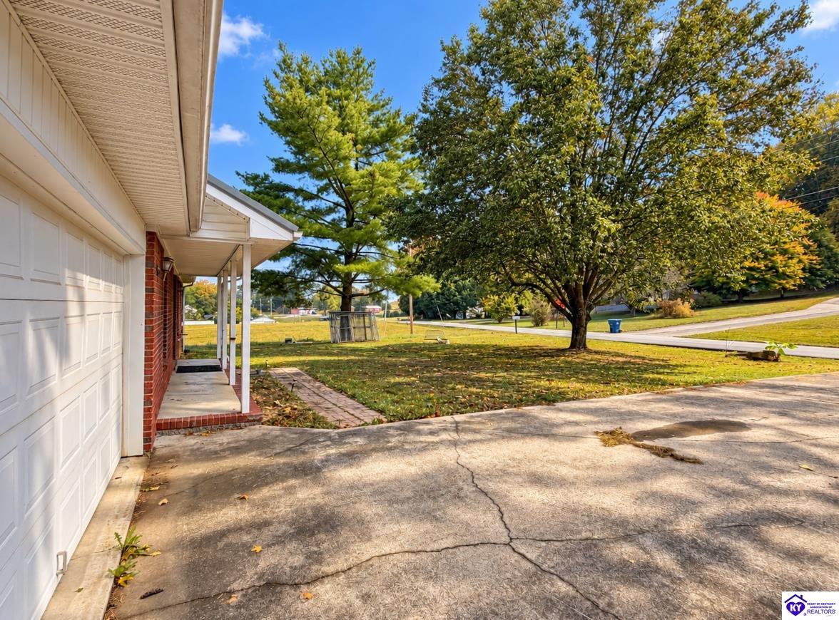 155 Davis Rd Property Photo 4