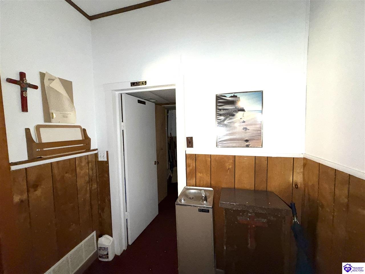 Old Turnpike Street Property Photo 9