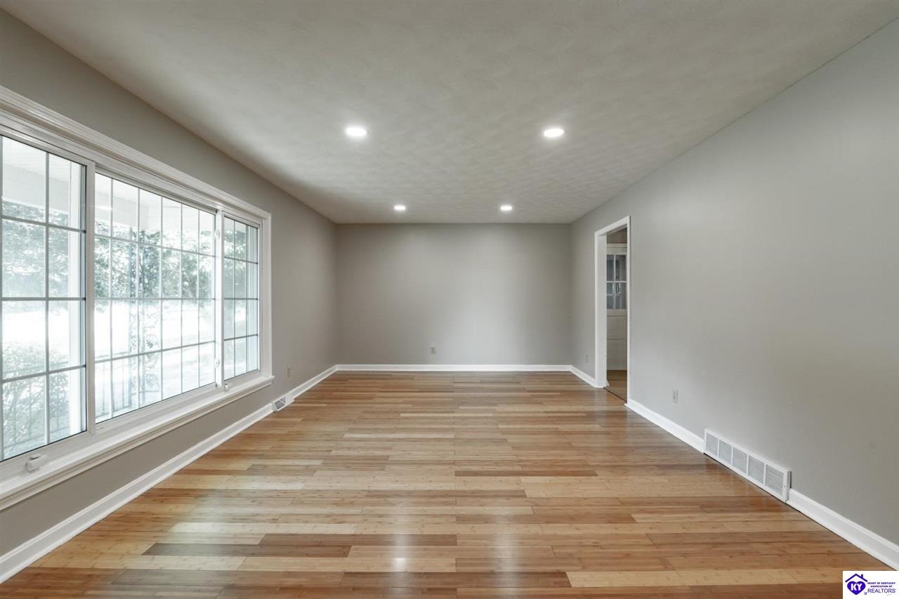 148 S Logsdon Parkway Property Photo 3