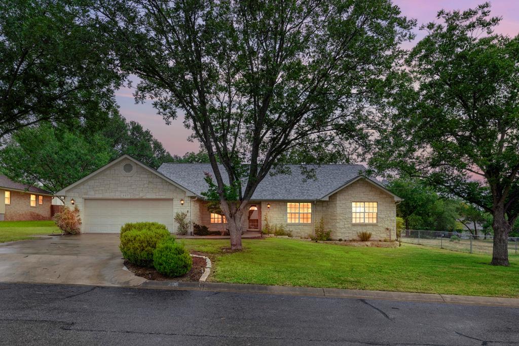 205 Red Oak Lane Property Photo 1