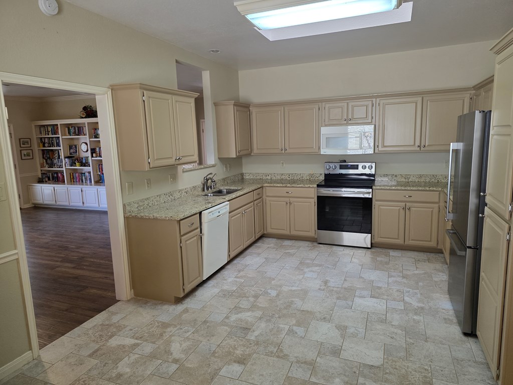 1012 N Edinburgh Property Photo 3