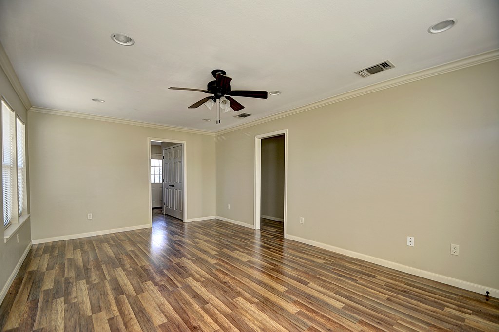 2910 Memorial Blvd Property Photo 3