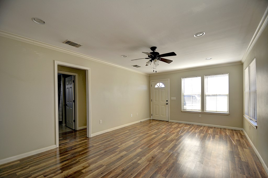 2910 Memorial Blvd Property Photo 4