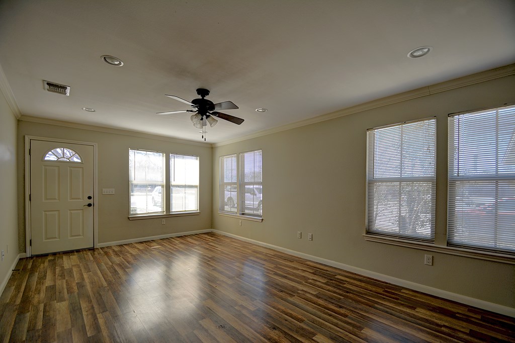 2910 Memorial Blvd Property Photo 5