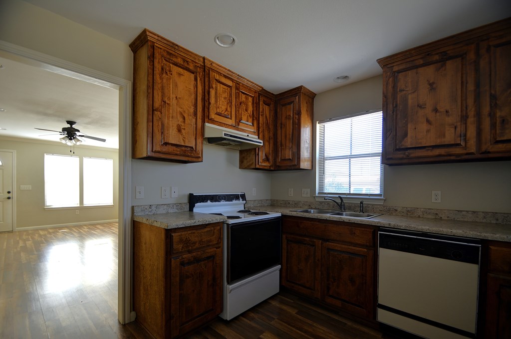 2910 Memorial Blvd Property Photo 7