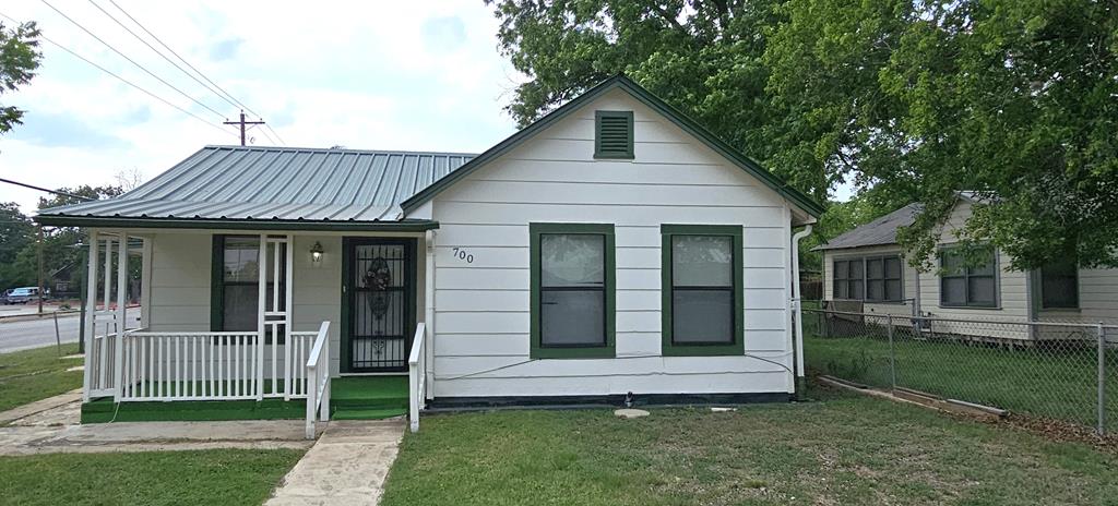 700 Clay St Property Photo