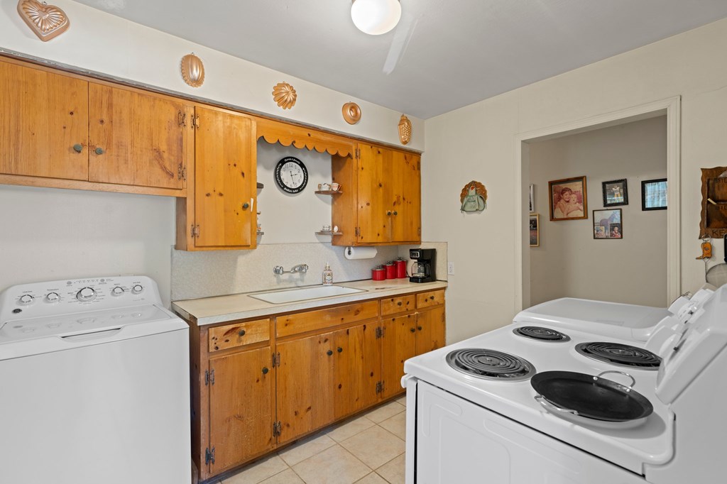 208 Lemos St Property Photo 13