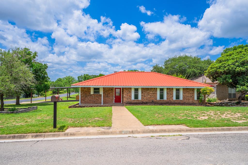 200 Oakview Dr Property Photo 1