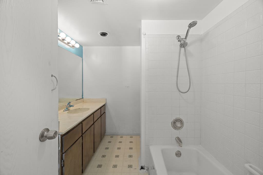 120101 Property Photo 17