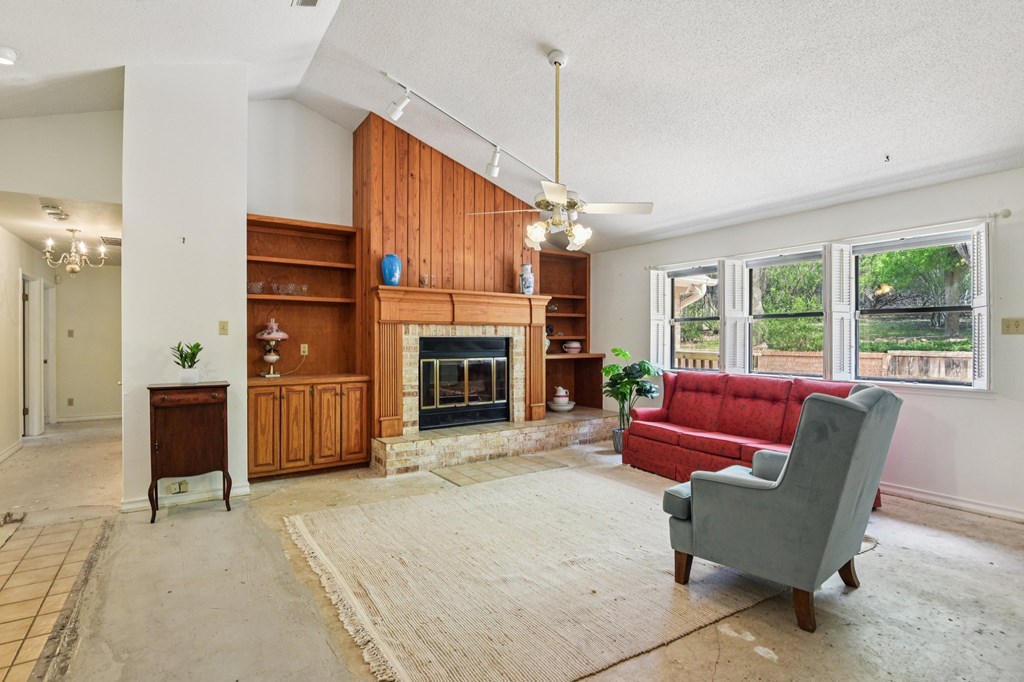 1310 Warbler Dr Property Photo 4