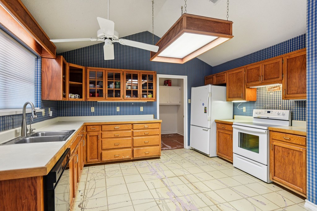1310 Warbler Dr Property Photo 8