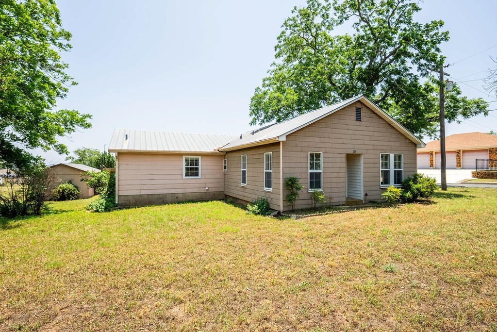 201 E Highway St Property Photo 3