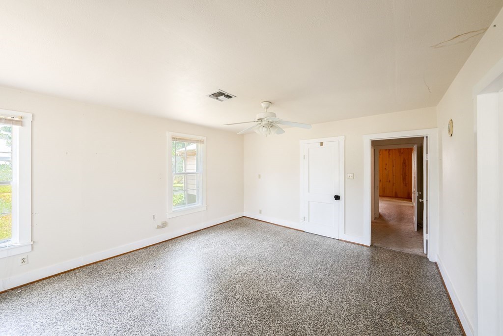 201 E Highway St Property Photo 4
