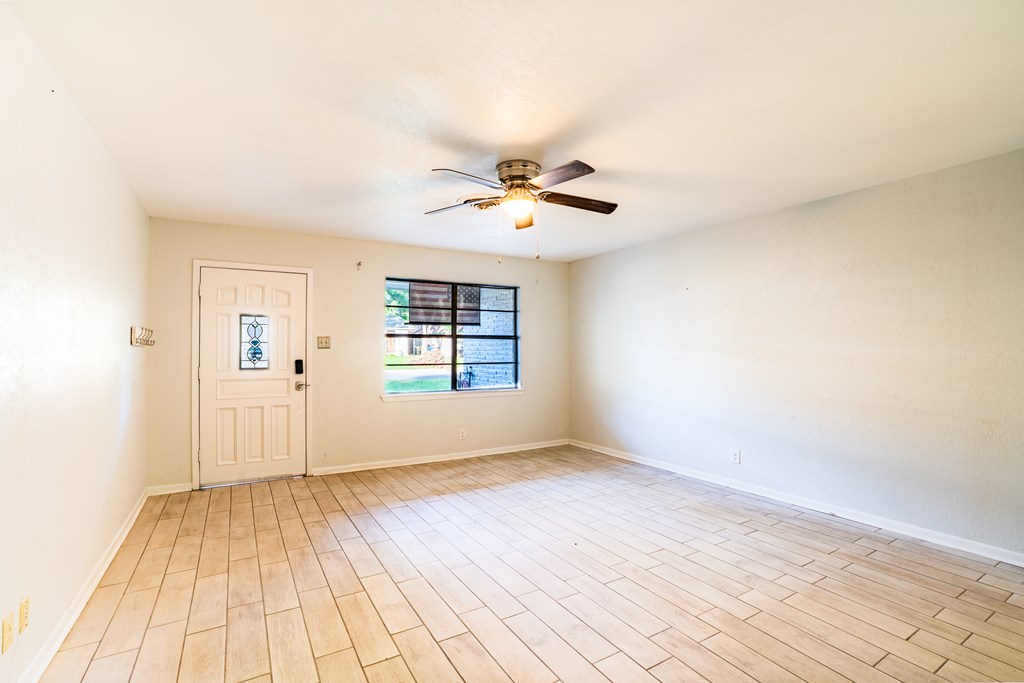 1107 Donna Kay Dr Property Photo 6