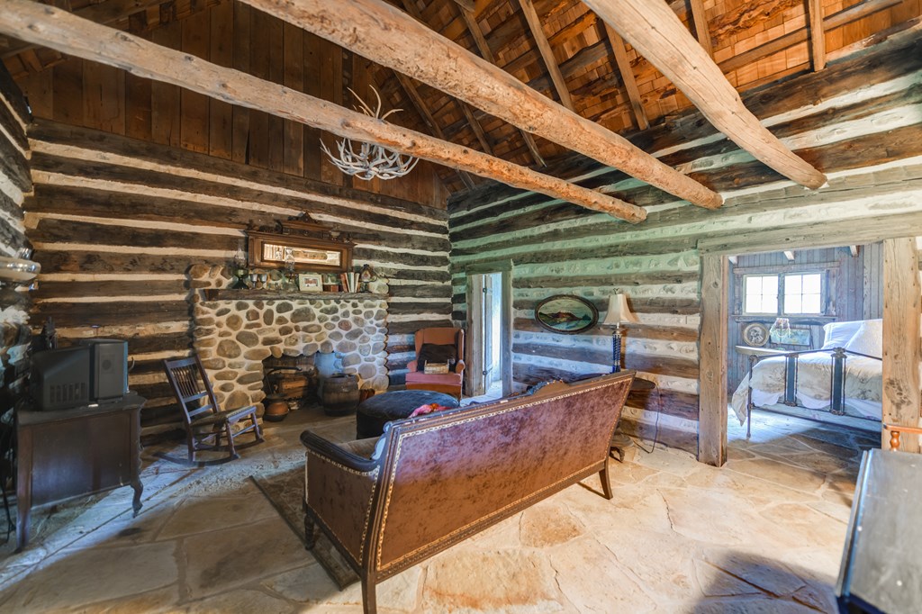 124863 Property Photo 30