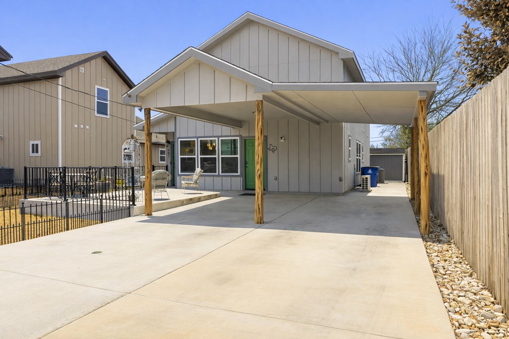 501 N Burleson Property Photo 4