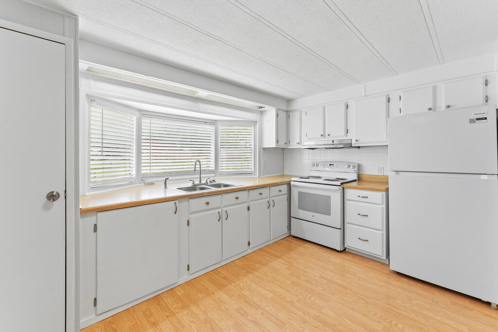 108 E White Wing Property Photo 14