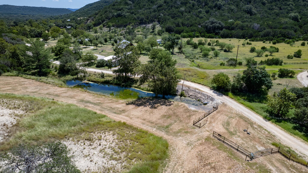 2242 Patterson Creek Rd Property Photo 3
