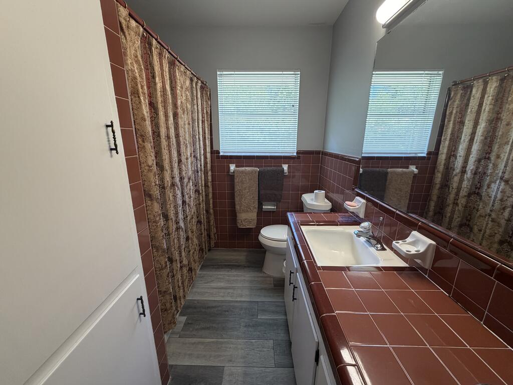 802 Lake Dr Property Photo 6