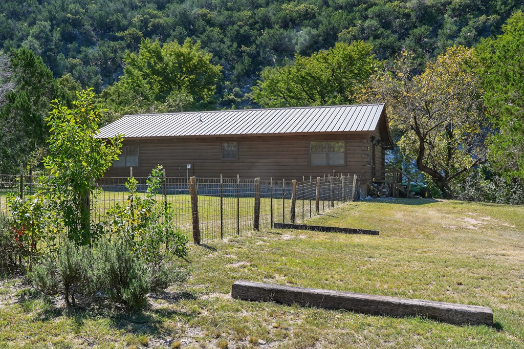 648 Bluff Creek Rd Property Photo 2
