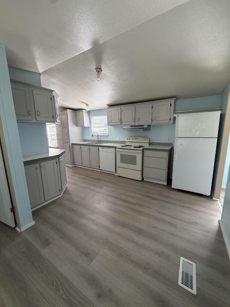 126 S Woodcreek Dr Property Photo 4