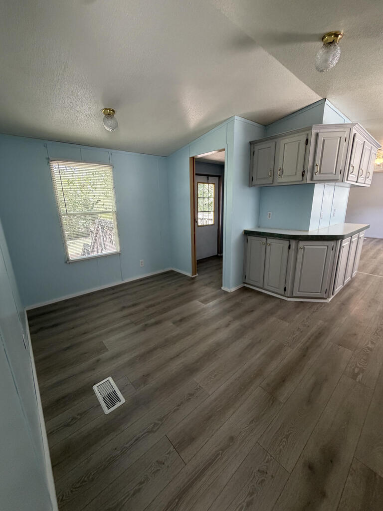 126 S Woodcreek Dr Property Photo 5