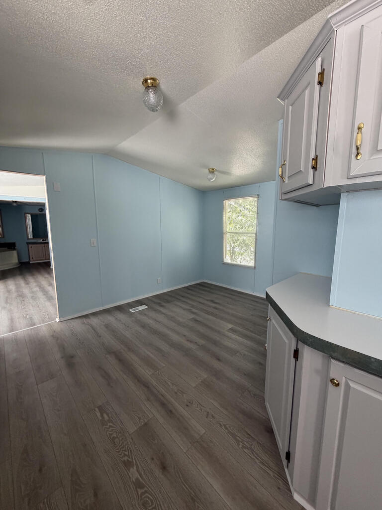 126 S Woodcreek Dr Property Photo 6